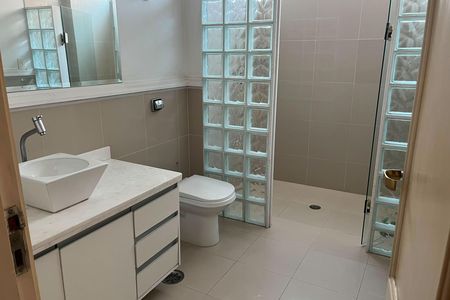 Apartamento para alugar com 476m², 4 quartos e 2 vagas Apartamento para alugar com 476m², 4 quartos e 2 vagasBanheiro da Suíte 1