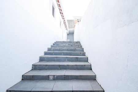 Casa à venda com 100m², 2 quartos e 1 vaga Casa à venda com 100m², 2 quartos e 1 vagaEscada
