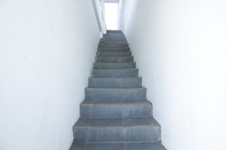 Casa à venda com 100m², 2 quartos e 1 vaga Casa à venda com 100m², 2 quartos e 1 vagaEscada