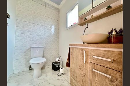 Banheiro de casa à venda com 3 quartos, 110m² em São José, Canoas