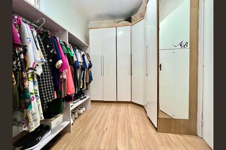 Casa à venda com 110m², 3 quartos e 2 vagas Casa à venda com 110m², 3 quartos e 2 vagasCloset