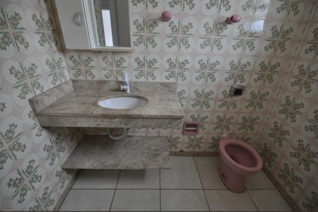 Casa para alugar com 300m², 2 quartos e 2 vagasBanheiro Social