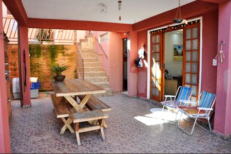 Casa à venda com 120m², 4 quartos e 2 vagas Casa à venda com 120m², 4 quartos e 2 vagasDetalhe - Quintal com churrasqueira