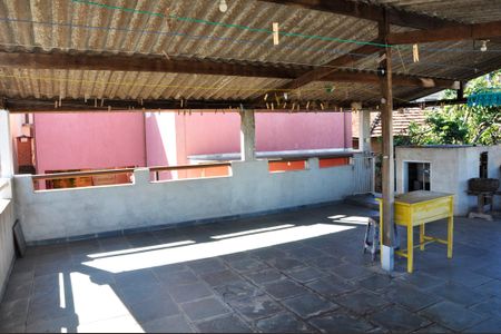 Casa à venda com 120m², 4 quartos e 2 vagas Casa à venda com 120m², 4 quartos e 2 vagasDetalhe - Varanda