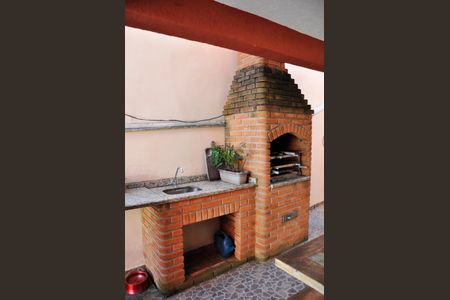 Casa à venda com 120m², 4 quartos e 2 vagas Casa à venda com 120m², 4 quartos e 2 vagasDetalhe - Quintal com churrasqueira