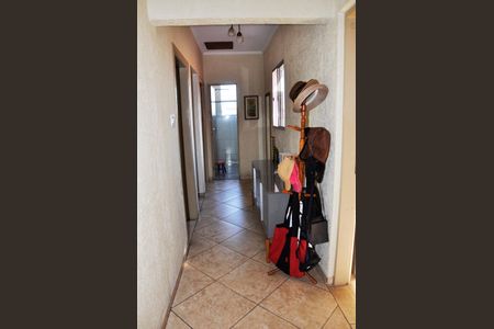Casa à venda com 120m², 4 quartos e 2 vagas Casa à venda com 120m², 4 quartos e 2 vagasDetalhe - Corredor Quartos