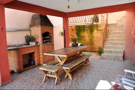 Casa à venda com 120m², 4 quartos e 2 vagas Casa à venda com 120m², 4 quartos e 2 vagasDetalhe - Quintal com churrasqueira