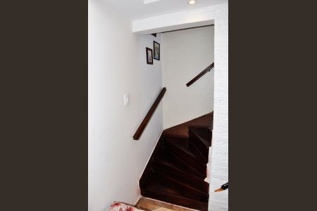 Casa à venda com 120m², 4 quartos e 2 vagas Casa à venda com 120m², 4 quartos e 2 vagasDetalhe - Escada Quartos