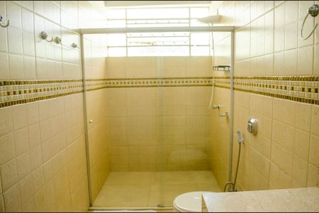Banheiro da Suíte 1 de casa à venda com 5 quartos, 432m² em Setor Aeroporto, Goiânia