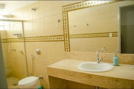 Banheiro da Suíte 1 de casa à venda com 5 quartos, 432m² em Setor Aeroporto, Goiânia