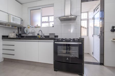 Cozinha de apartamento à venda com 3 quartos, 90m² em Santa Amelia, Belo Horizonte