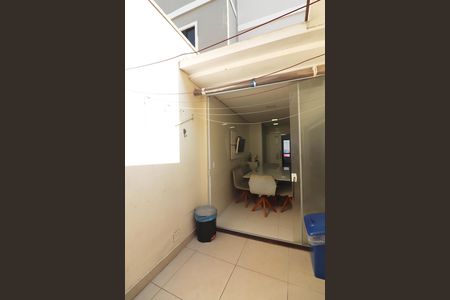 Casa de condomínio para alugar com 120m², 3 quartos e 1 vagaÁrea de Serviço e Quintal 