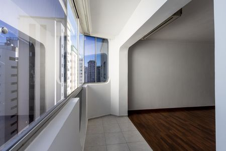 Apartamento à venda com 267m², 5 quartos e 3 vagas Apartamento à venda com 267m², 5 quartos e 3 vagasVaranda