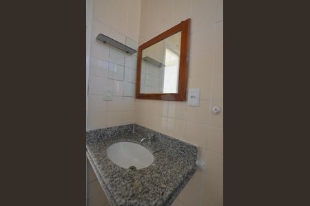 Banheiro de apartamento para alugar com 2 quartos, 60m² em Praça Seca, Rio de Janeiro