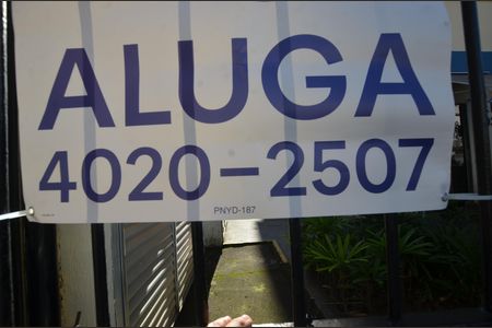 Placa instalada de apartamento para alugar com 2 quartos, 60m² em Praça Seca, Rio de Janeiro