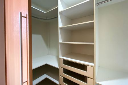 Apartamento à venda com 259m², 4 quartos e 3 vagas Apartamento à venda com 259m², 4 quartos e 3 vagasCloset da suíte