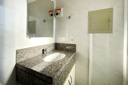 Apartamento à venda com 259m², 4 quartos e 3 vagas Apartamento à venda com 259m², 4 quartos e 3 vagasBanheiro externo