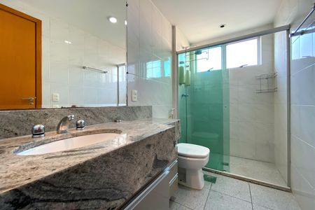 Apartamento à venda com 259m², 4 quartos e 3 vagas Apartamento à venda com 259m², 4 quartos e 3 vagasBanheiro da Suíte