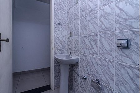 banheiro social piso inferior casa 2_3 de casa à venda com 4 quartos, 266m² em Vila Brasilio Machado, São Paulo