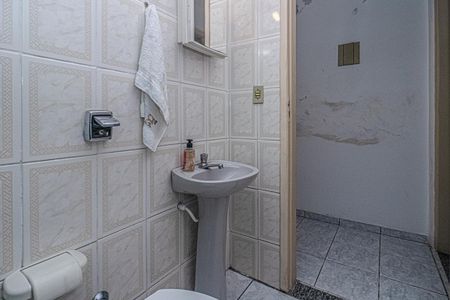 banheiro social casa 3_3 de casa à venda com 4 quartos, 266m² em Vila Brasilio Machado, São Paulo
