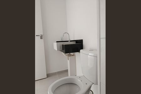 Banheiro de kitnet/studio para alugar com 1 quarto, 25m² em Pinheiros, São Paulo