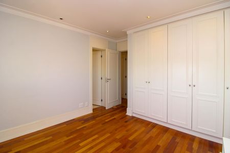 Apartamento à venda com 336m², 4 quartos e 5 vagas Apartamento à venda com 336m², 4 quartos e 5 vagasSuíte 2