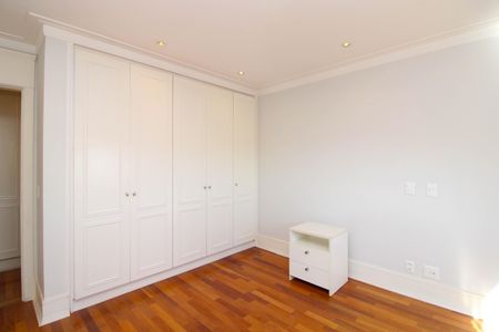 Apartamento à venda com 336m², 4 quartos e 5 vagas Apartamento à venda com 336m², 4 quartos e 5 vagasSuíte 2