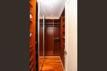 Apartamento à venda com 336m², 4 quartos e 5 vagas Apartamento à venda com 336m², 4 quartos e 5 vagasCloset 1 da Suíte 3
