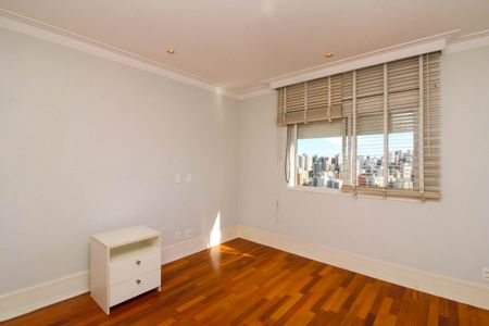 Apartamento à venda com 336m², 4 quartos e 5 vagas Apartamento à venda com 336m², 4 quartos e 5 vagasSuíte 2