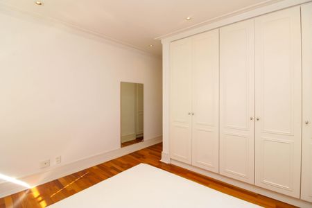 Apartamento à venda com 336m², 4 quartos e 5 vagas Apartamento à venda com 336m², 4 quartos e 5 vagasSuíte 1