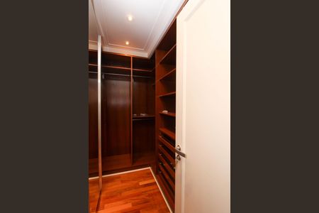 Apartamento à venda com 336m², 4 quartos e 5 vagas Apartamento à venda com 336m², 4 quartos e 5 vagasCloset 1 da Suíte 3