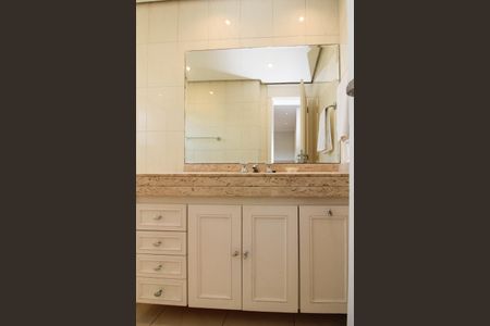 Apartamento à venda com 336m², 4 quartos e 5 vagas Apartamento à venda com 336m², 4 quartos e 5 vagasBanheiro Suíte 2