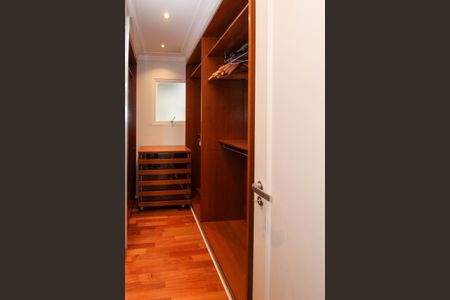Apartamento à venda com 336m², 4 quartos e 5 vagas Apartamento à venda com 336m², 4 quartos e 5 vagasCloset 2 da Suíte 3