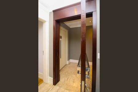 Apartamento à venda com 336m², 4 quartos e 5 vagas Apartamento à venda com 336m², 4 quartos e 5 vagasHall privativo