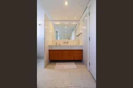 Apartamento à venda com 336m², 4 quartos e 5 vagas Apartamento à venda com 336m², 4 quartos e 5 vagasBanheiro Suíte 3
