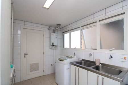 Apartamento à venda com 336m², 4 quartos e 5 vagas Apartamento à venda com 336m², 4 quartos e 5 vagasÁrea de Serviço
