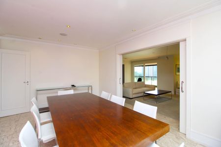 Apartamento à venda com 336m², 4 quartos e 5 vagas Apartamento à venda com 336m², 4 quartos e 5 vagasSala de Jantar