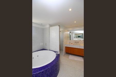 Apartamento à venda com 336m², 4 quartos e 5 vagas Apartamento à venda com 336m², 4 quartos e 5 vagasBanheiro Suíte 3