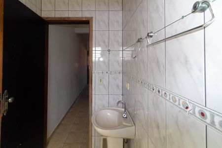 Banheiro de casa para alugar com 2 quartos, 68m² em Satélite Santa Barbara, São Paulo
