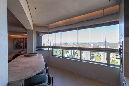 Apartamento à venda com 130m², 2 quartos e 3 vagas Apartamento à venda com 130m², 2 quartos e 3 vagasVaranda gourmet