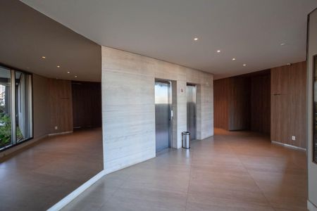 Apartamento à venda com 130m², 2 quartos e 3 vagas Apartamento à venda com 130m², 2 quartos e 3 vagasHall social
