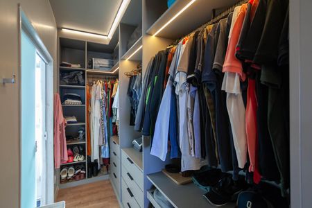 Apartamento à venda com 130m², 2 quartos e 3 vagas Apartamento à venda com 130m², 2 quartos e 3 vagasCloset da suíte