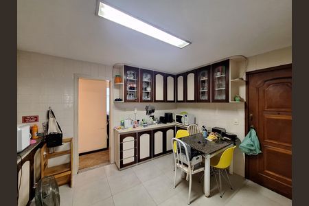 Apartamento à venda com 130m², 3 quartos e 1 vaga Apartamento à venda com 130m², 3 quartos e 1 vagaCozinha e Área de Serviço