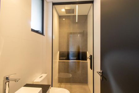 Casa de condomínio para alugar com 180m², 3 quartos e 2 vagas Casa de condomínio para alugar com 180m², 3 quartos e 2 vagasBanheiro da Suíte 1