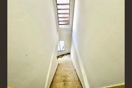 Escada de casa para alugar com 3 quartos, 90m² em Vila Bancaria Munhoz, São Paulo