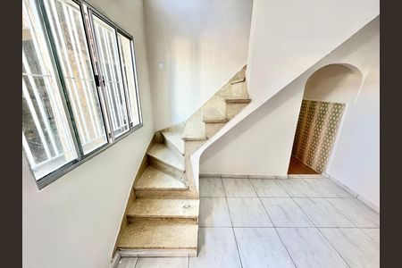 Escada de casa para alugar com 3 quartos, 90m² em Vila Bancaria Munhoz, São Paulo