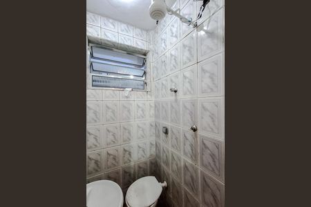 Banheiro de kitnet/studio para alugar com 1 quarto, 26m² em Liberdade, São Paulo