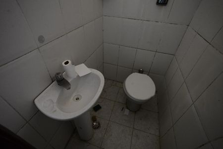 Banheiro de kitnet/studio para alugar com 1 quarto, 28m² em Liberdade, São Paulo