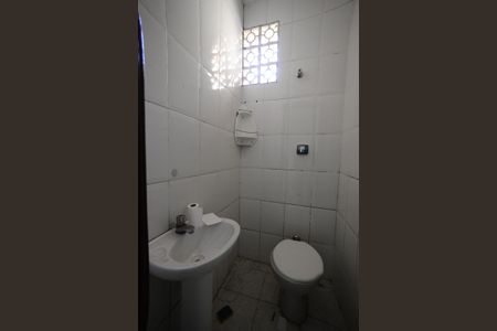 Banheiro de kitnet/studio para alugar com 1 quarto, 28m² em Liberdade, São Paulo