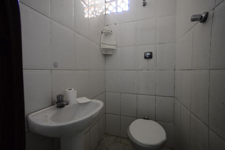 Banheiro de kitnet/studio para alugar com 1 quarto, 28m² em Liberdade, São Paulo